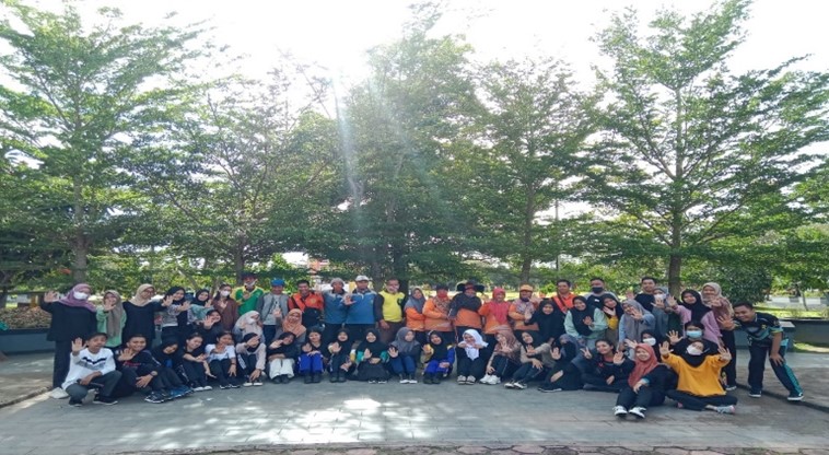 Read more about the article Kegiatan Bersih-bersih Taman Lunggi Bersama Mahasiswa STIKES Sambas dan Pengurus Kebersihan Taman Lunggi